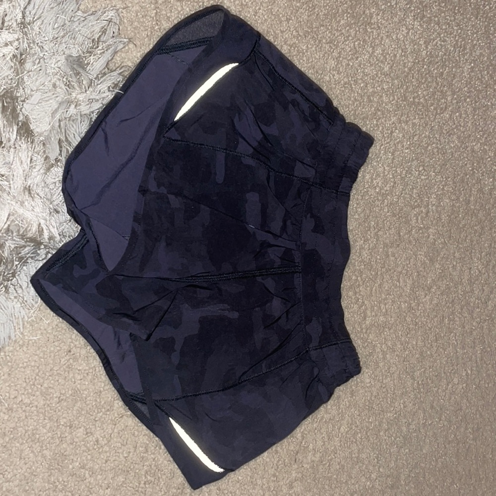 Lululemon black camo hotty hot shorts 2.5 inch size 2!!